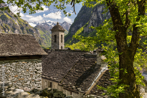Blick auf den Kirchturm von Foroglio im Val Bavona, Tessin