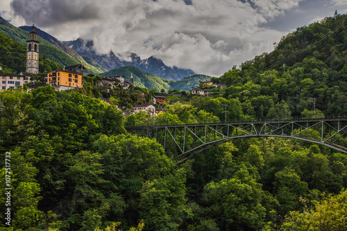 Blick auf Intragna mit Eisenbahnbrücke im Centovalli, Tessin