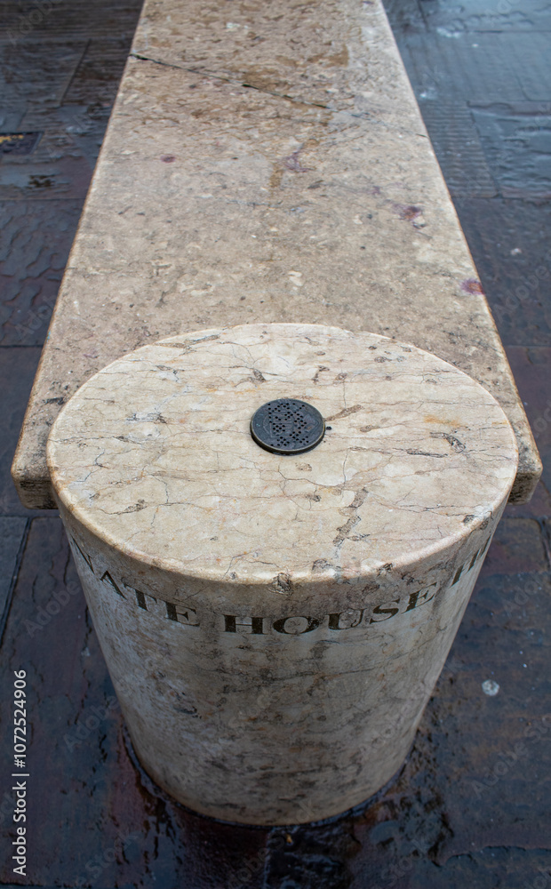 Naklejka premium stone bench in the city of Cambridge