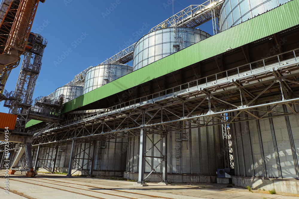 Port storage facility for bulk cargo with road of grain loading machine Port storage facility for bulk cargo with road of grain loading machine