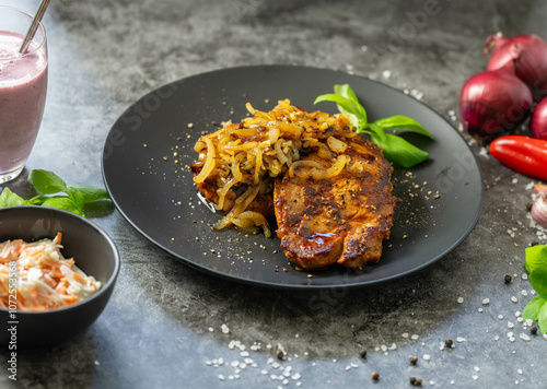 Schweinenackensteak mit Schmorzwiebeln