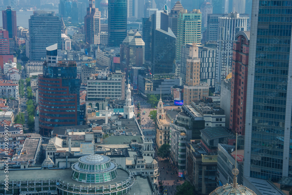 Ταπετσαρία View of Shanghai's urban landscape featuring the Shanghai Urban Planning Exhibition Center, surrounded by modern skyscrapers and historic buildings