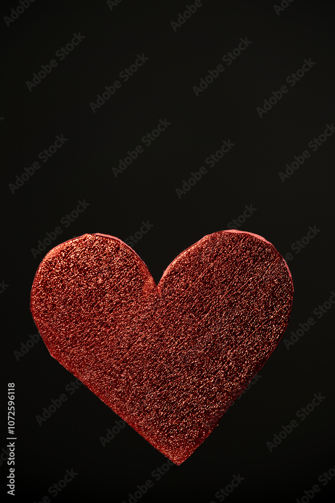 Obraz premium un corazón recortado de goma eva con textura brillante y fondo negro