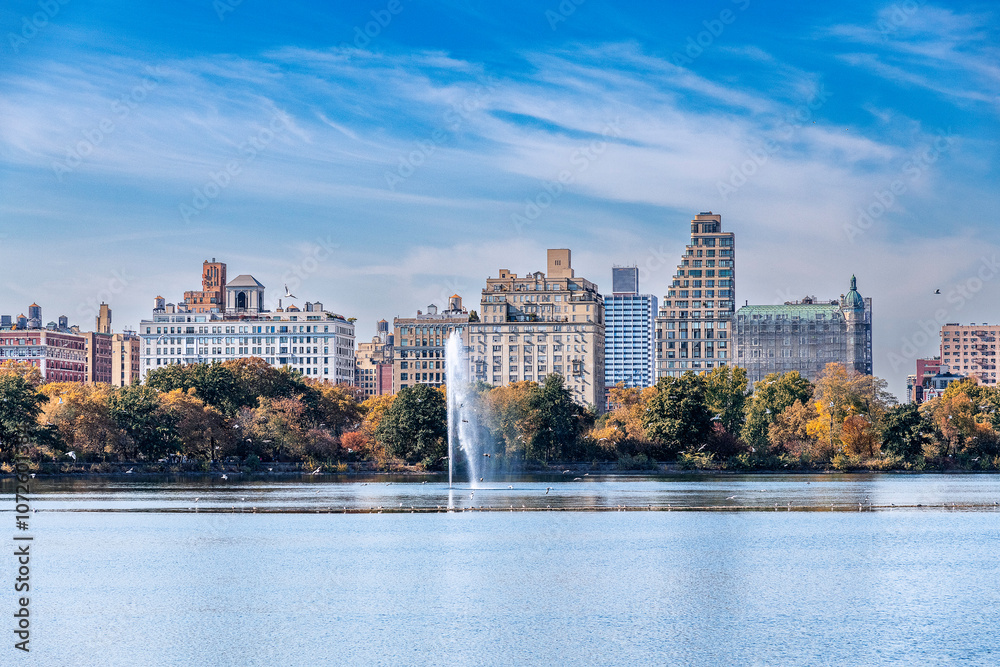 Obraz premium New York, New York, USA – October 30, 2024: View of the Jacqueline Kennedy Onassis Reservoir and Central Park West in New York, New York, USA.
