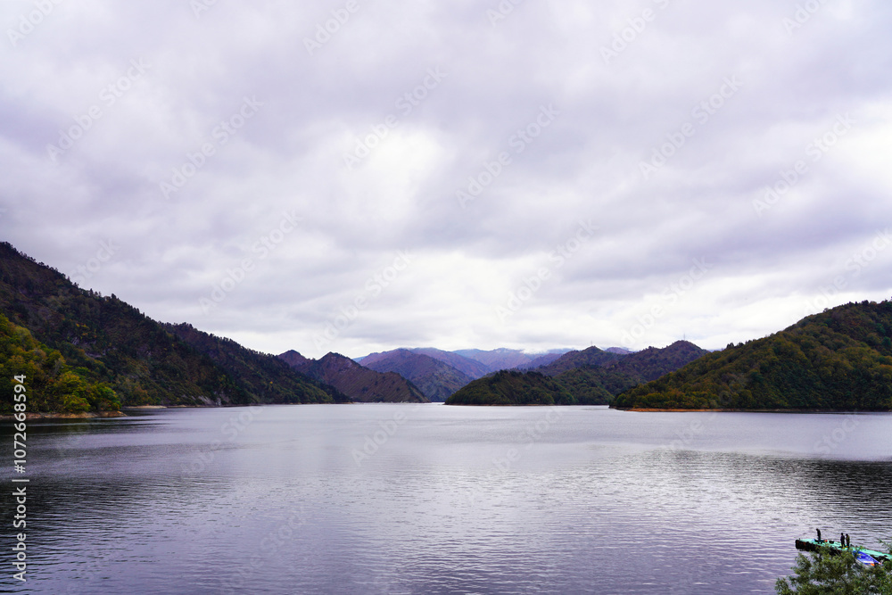 秋の奥只見湖と紅葉に包まれた山々