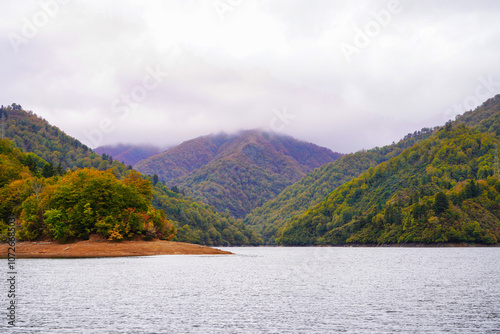 秋の奥只見湖と紅葉に包まれた山々