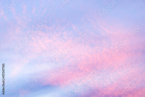 Foto A beautiful sky tinted by the sun leaving vibrant shades of gold, pink, blue and multicolored