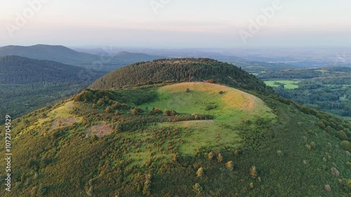 Le volcan du Puy des Goules en Auvergne photo