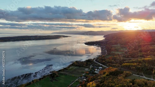 Magnifique vidéo du fleuve Saint-Laurent au Quebec Canada au coucher de soleil