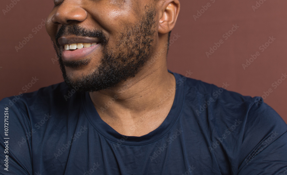 Obraz premium Brown skin man with even skin and a full beard and moustache, Round faced light skin man with facial hair