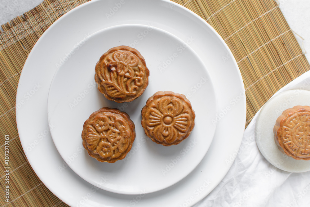Φωτογραφία Overhead view of homemade mooncakes, top view of baked mooncakes on white plate,
