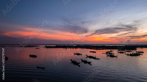Bilde på lerret Dawn awakens and calms the fishing village in the lagoons of Hue.