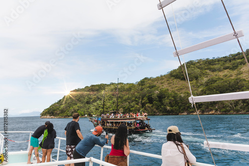 Inicio do verão - Turistas realizando passeio de escuna em águas brasileiras