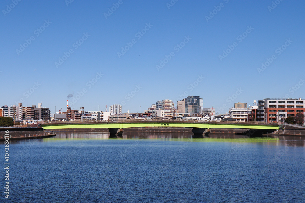 Fototapeta premium 鶴見川と芦穂橋（神奈川県横浜市鶴見区）