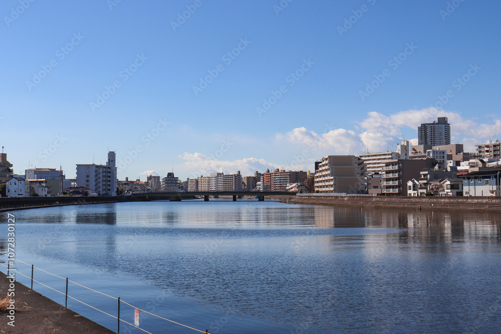 Obraz premium 鶴見川と潮鶴橋（神奈川県横浜市鶴見区）