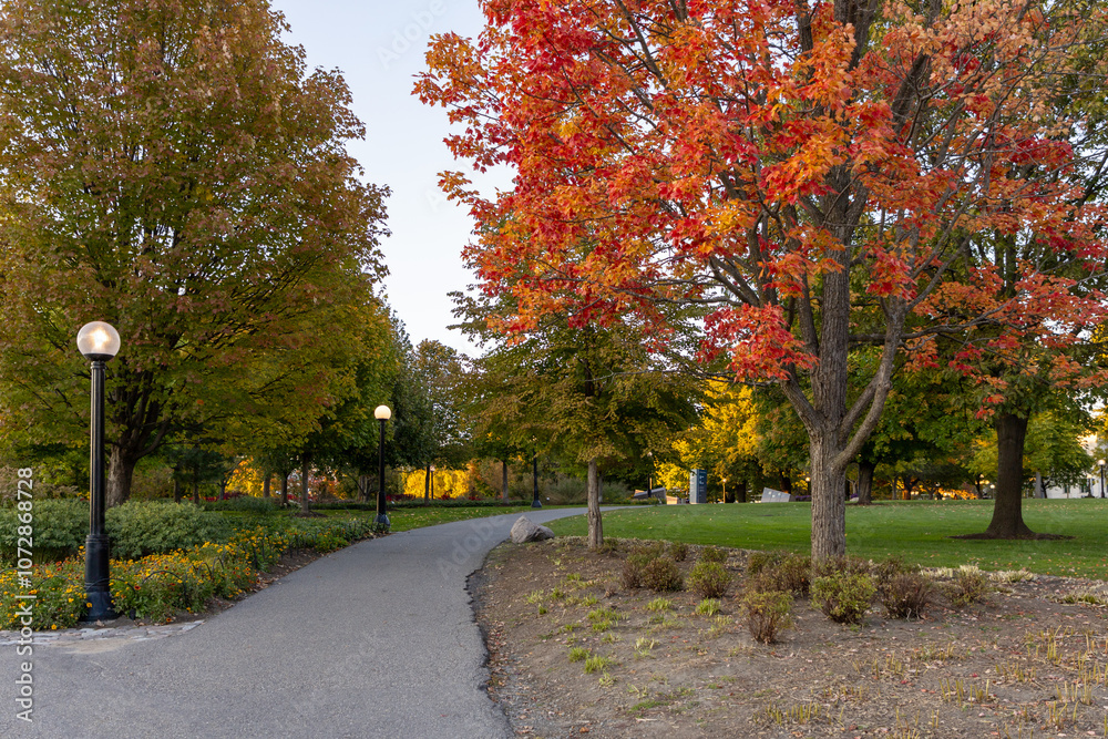 Naklejka premium Major's Hill Park in downtown Ottawa, Canada, in autumn season with trees changing colors.