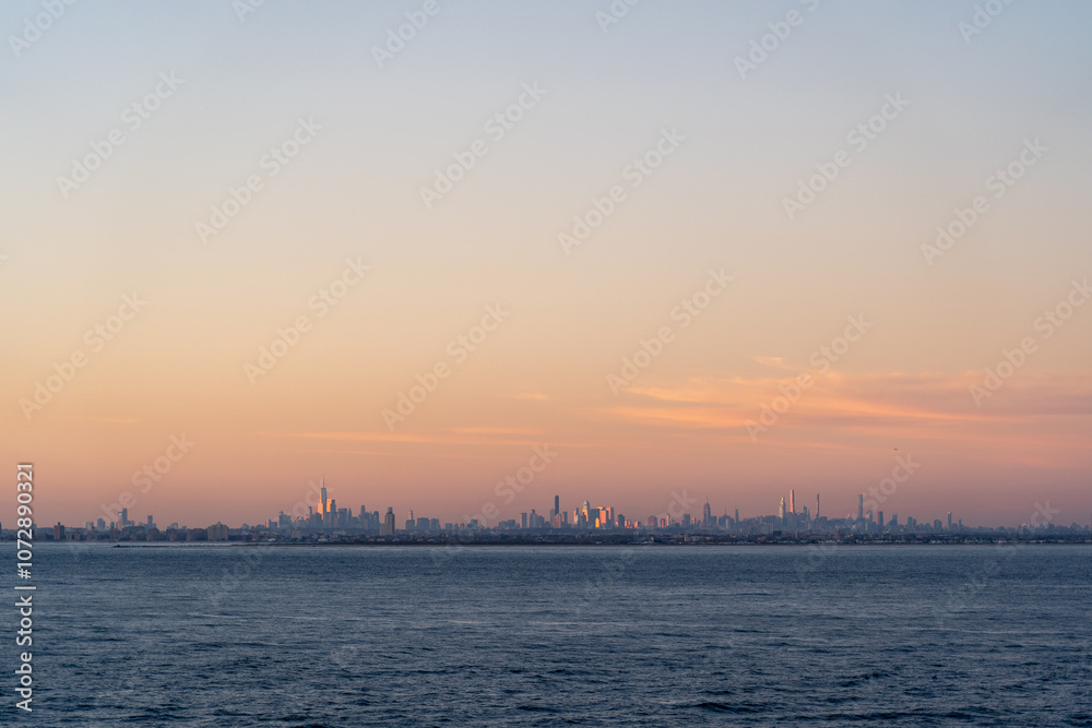 Fototapeta premium Stunning New York City skyline at sunset with vibrant colors and iconic buildings