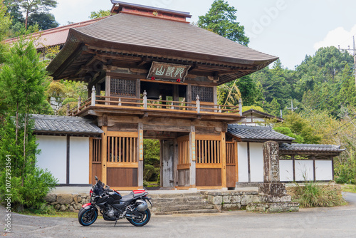 法性（ほうしょう）寺の鐘楼門／オートバイで秩父札所巡り／日本埼玉県秩父郡小鹿野町