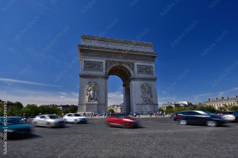 Arc de Triomphe in Paris, cars driving, roundabout, slow shutter, France / パリの凱旋門 車が走る 環状交差点 スローシャッター フランス Arc de Triomphe in Paris, cars driving, roundabout, slow shutter, France / パリの凱旋門 車が走る 環状交差点 スローシャッター フランス
