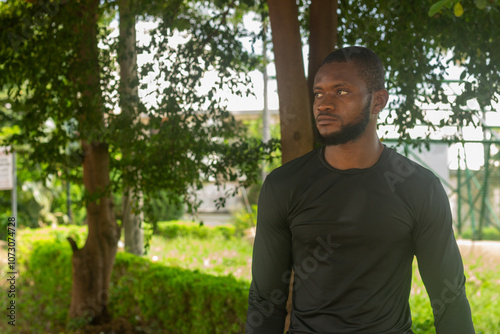 Foto Athletic young man in urban park on a sunny day in the beginning of fall and har