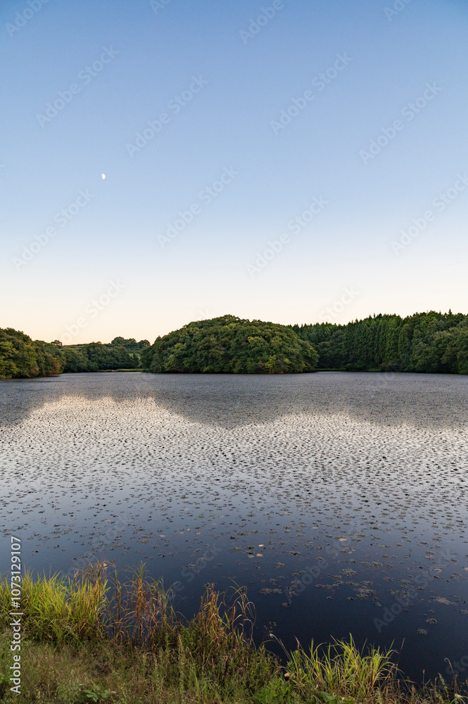 Fototapeta premium 新潟 夕暮れの仁箇堤