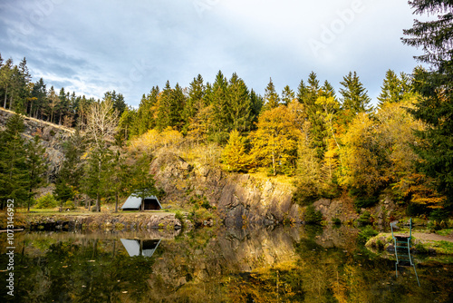 Eine Herbstliche Wanderung zum Bergsee an der Ebertswiese im farbenfrohen Thüringer Wald - Thüringen - Deutschland
 photo