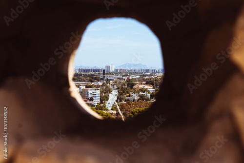 Ver la ciudad a través de un agujero