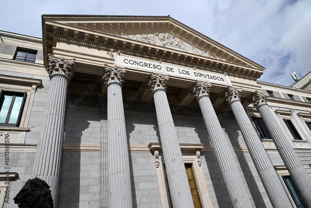 Naklejka premium Congrès des députés de la ville de Madrid avec avec un des deux lions en bronze ornant l'entrée du bâtiment