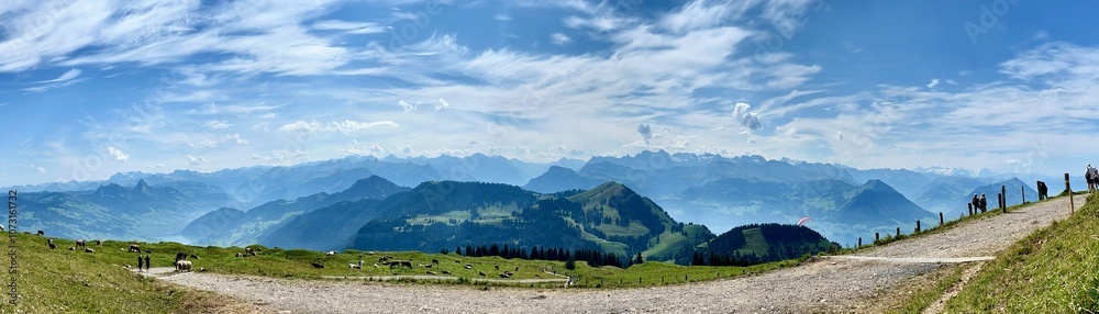 Naklejka premium Wunderschöne Panorama-Bergsicht von Rigi Kulm in der Zentral-Schweiz im Sommer mit Kühen und Berghütten