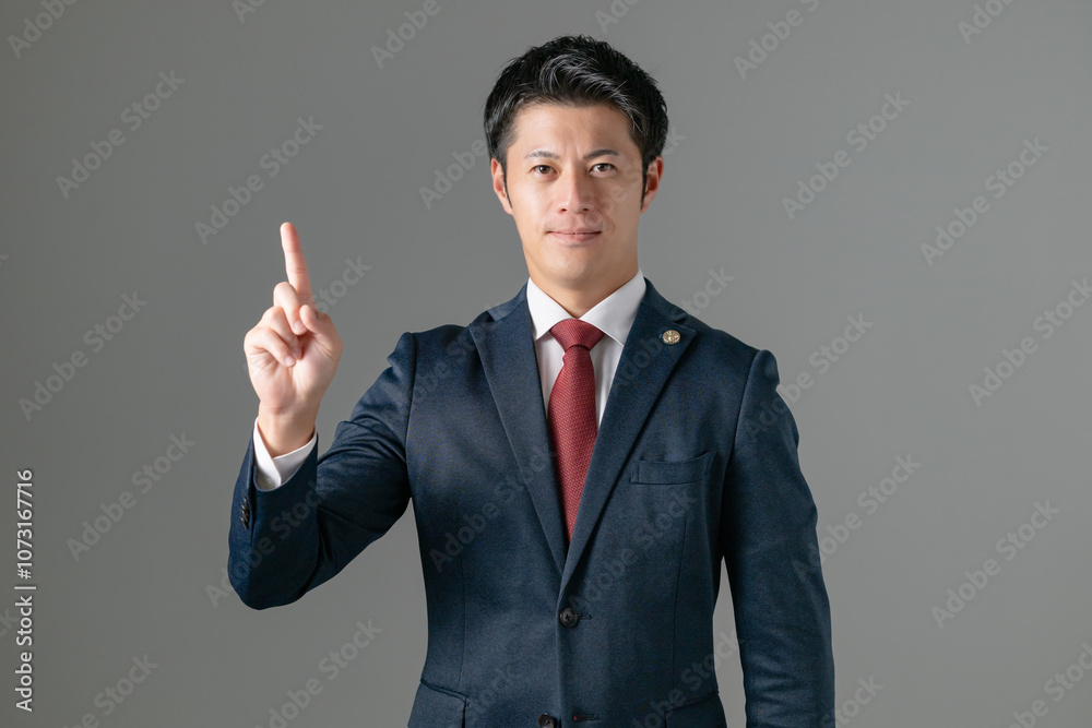 指差しをする男性弁護士 指差しをする男性弁護士