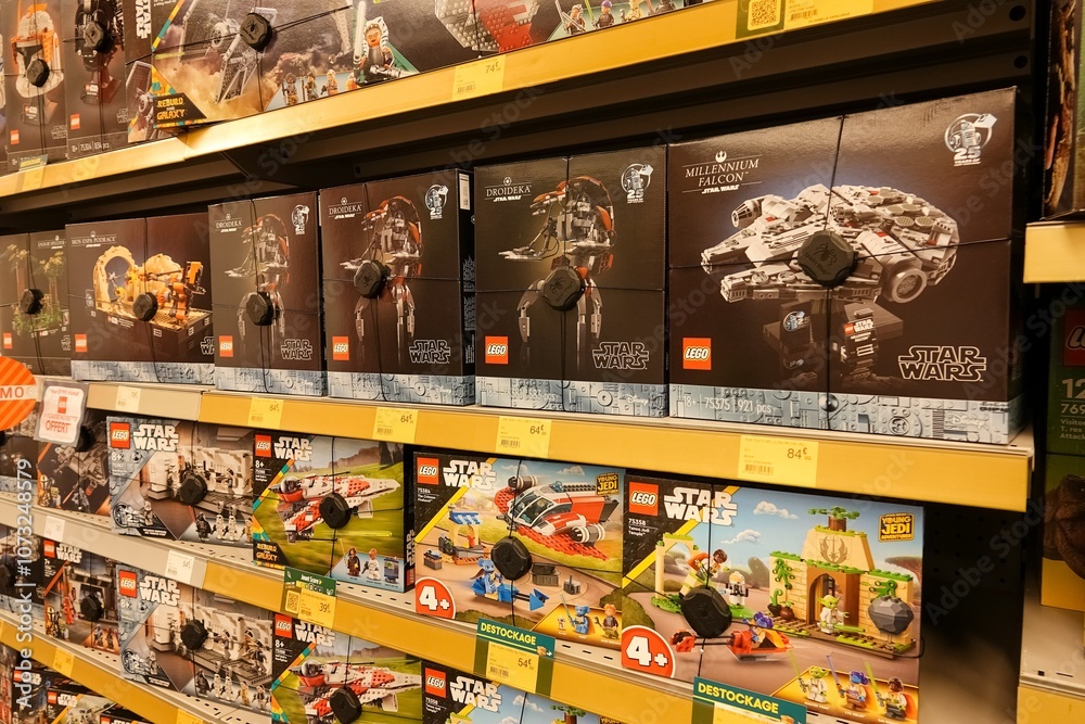Naklejka premium Rayon de jeux LEGO Star Wars exposés dans un magasin King Jouet à Paris