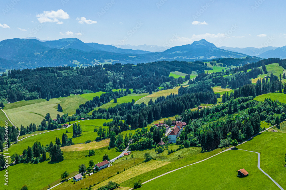 Blick auf die Naturlandschaft am Allgäuer Alpenrand bei Mittelberg Blick auf die Naturlandschaft am Allgäuer Alpenrand bei Mittelberg