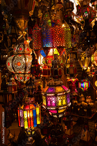 Venta de lámparas tradicionales en zoco de Marrakech, Marruecos.