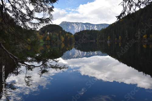 Bergmassiv mit Seespiegelung