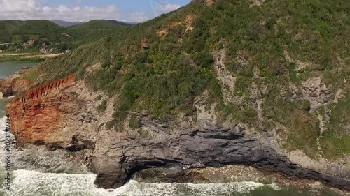 Aerial views of Venezuela’s coastline and urban areas, beauty and cultural heritage. These unposed images reveal the vulnerability of coastal regions, increasingly endangered by rising sea levels.