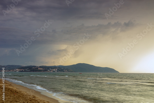 Obraz na płótnie Mare in tempesta. Tramonto con nuvole e una luce di colori. Acqua vento e sole. Paesaggio marino w salonie