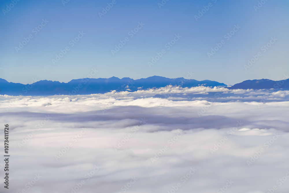雲海に浮かぶ山々と青い空 雲海に浮かぶ山々と青い空