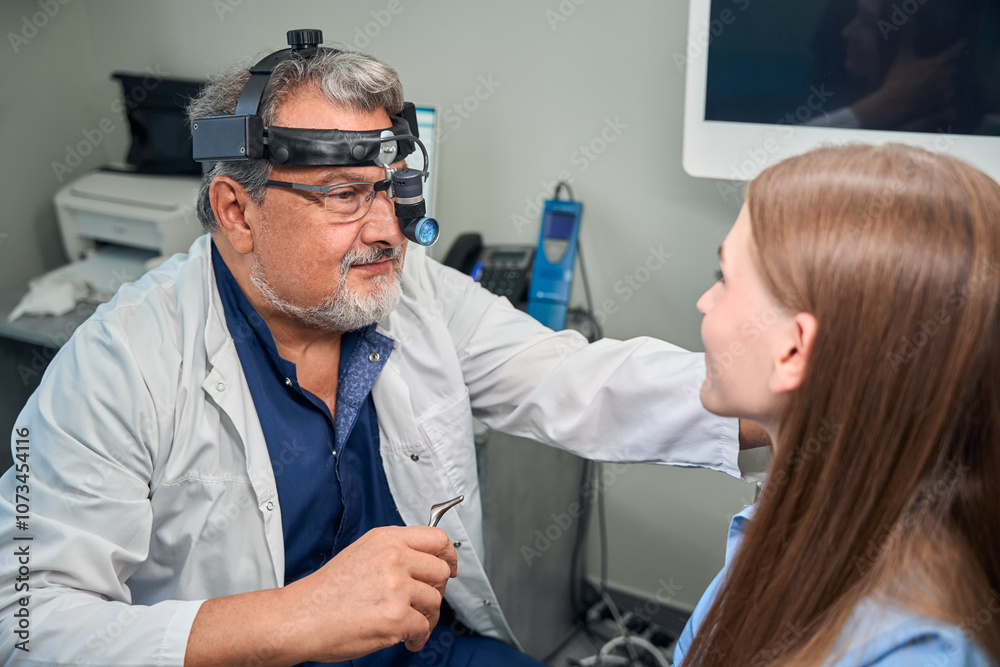 Obraz premium Medical professional assessing patient eye condition