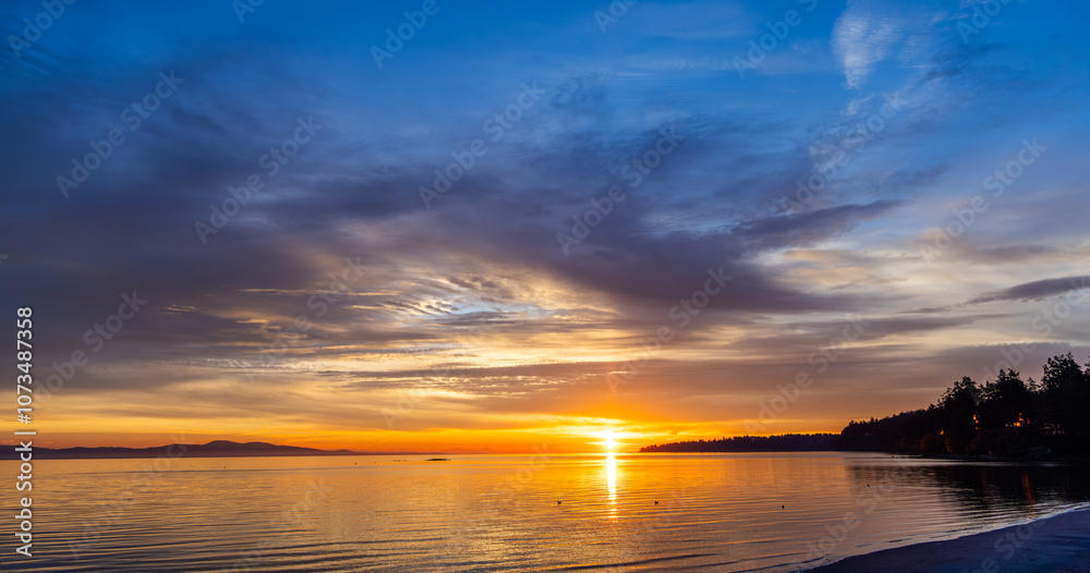 Fototapeta premium Stunning Sunrise Over Water in Victoria, Vancouver Island