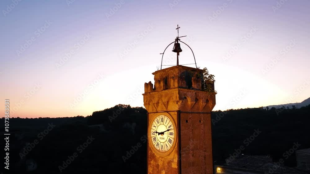 Orologio sulla torre di un borgo in Toscana al tramonto in una sera d'estate, 4k