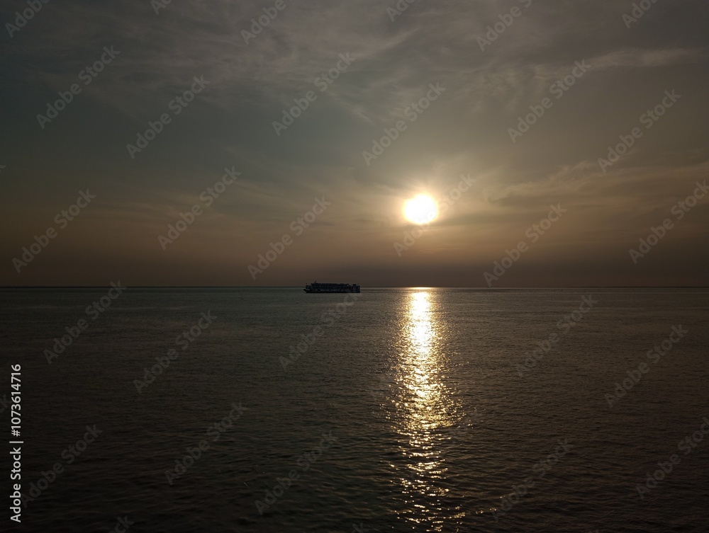 Naklejka premium sunset over the river25