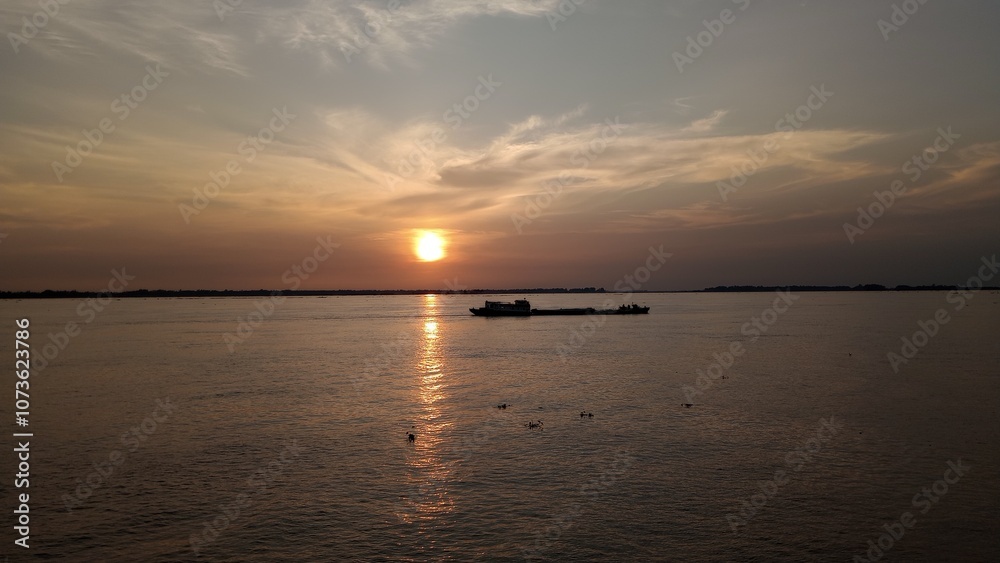 Obraz premium sunset over the river3