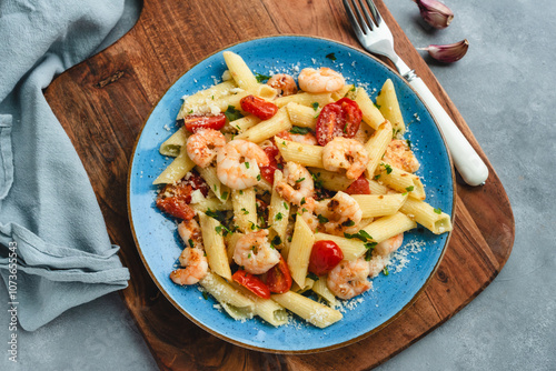 Obraz na płótnie Penne pasta with shrimps and cherry tomatoes in butter and garlic sauce w salonie