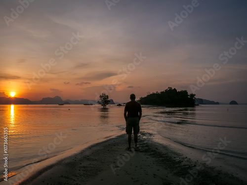 Coucher de soleil sur l'ïle de Koh Yao Noi dans la mer d'Andaman en Thaïlande photo