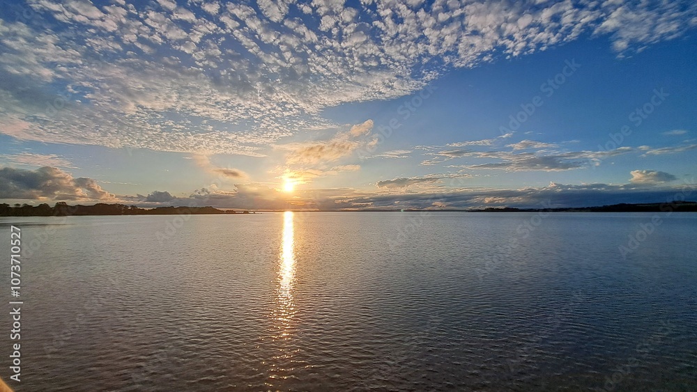Fototapeta premium Um lindo pôr-do-sol sobre a represa de Jurumirim, em Avaré, Estado de São Paulo, Brasil.,