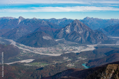 Tableau sur toile Panorama su Tolmezzo monte Amariana e lago di Verzegnis