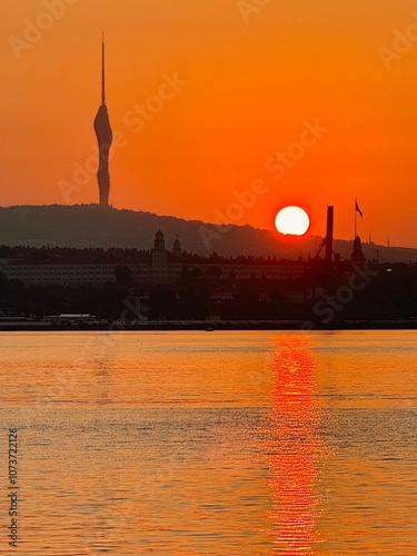 Obraz na płótnie Beautiful and colorful sunrise over Marmara sea in Istanbul, Turkey w salonie