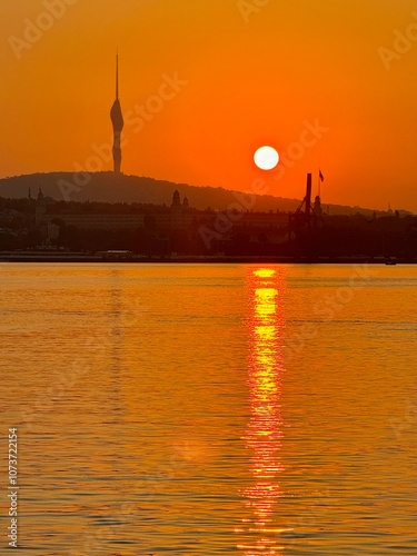 Obraz na płótnie Beautiful and colorful sunrise over Marmara sea in Istanbul, Turkey w salonie