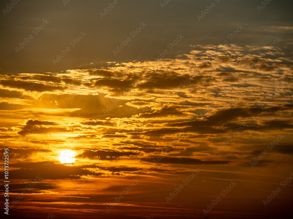 Fototapeta premium Wolkenhimmel bei Sonnenuntergang