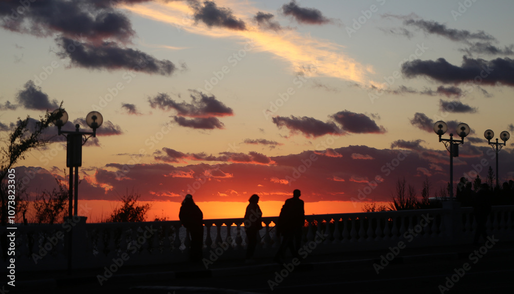 Photos of an unusual autumn sunset at sea Photos of an unusual autumn sunset at sea